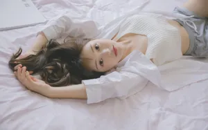 慵懒水嫩美女床上写真图片