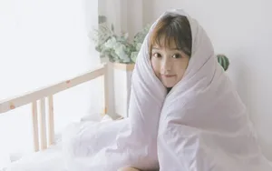 慵懒水嫩美女床上写真图片_6