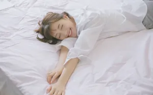 慵懒水嫩美女床上写真图片_7