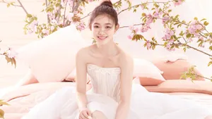 林允白色抹胸裙写真壁纸_4