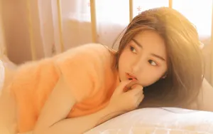黄色调床上美女暖心图片_4