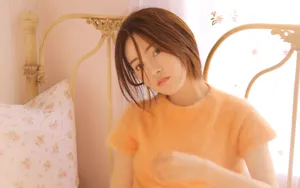黄色调床上美女暖心图片_6