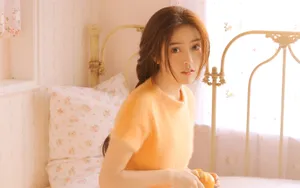 黄色调床上美女暖心图片_9