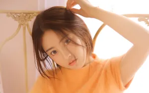 黄色调床上美女暖心图片_10