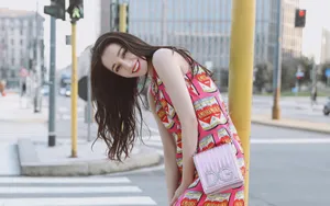 性感迪丽热巴街拍图片壁纸_3