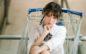 娇小玲珑的女孩图片_2