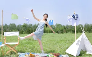 夏日水嫩吊带裙美女图片_3