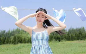 夏日水嫩吊带裙美女图片_4