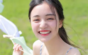 夏日水嫩吊带裙美女图片_6