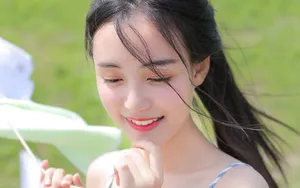 夏日水嫩吊带裙美女图片_7