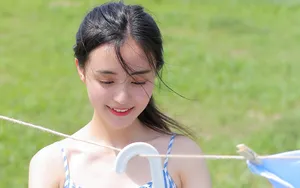 夏日水嫩吊带裙美女图片_9