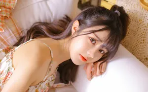 性感吊带碎花裙美女图片