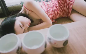 花格子美女吊带裙图片_1