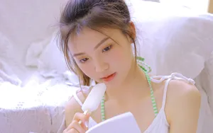 白里透红的性感学妹图片_11