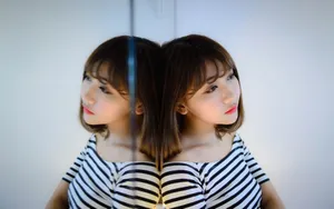 大眼短发美女图片壁纸