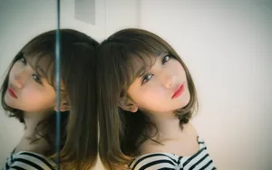 大眼短发美女图片壁纸_3