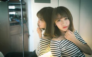 大眼短发美女图片壁纸_5