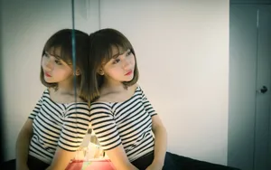 大眼短发美女图片壁纸_6