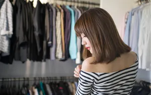 大眼短发美女图片壁纸_8