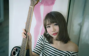 大眼短发美女图片壁纸_9