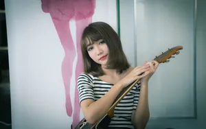 大眼短发美女图片壁纸_12