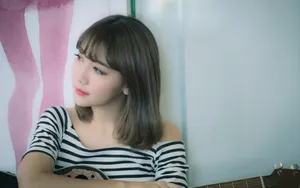 大眼短发美女图片壁纸_15