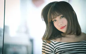 大眼短发美女图片壁纸_16