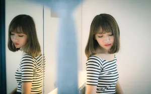 大眼短发美女图片壁纸_17