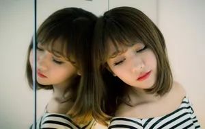 大眼短发美女图片壁纸_18