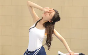 养眼性感运动服美女图片_3