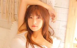 黄色调性感吊带美女卧室写真图片_2