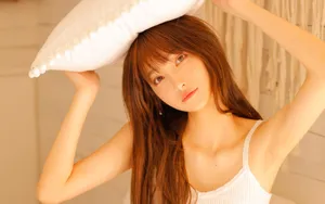 黄色调性感吊带美女卧室写真图片_3