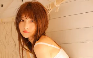 黄色调性感吊带美女卧室写真图片_4