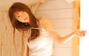 黄色调性感吊带美女卧室写真图片_5