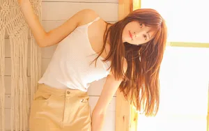 黄色调性感吊带美女卧室写真图片_6