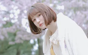 粉嫩的户外短发美女图片壁纸_1