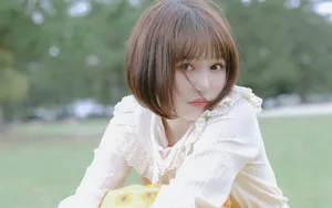 粉嫩的户外短发美女图片壁纸_2
