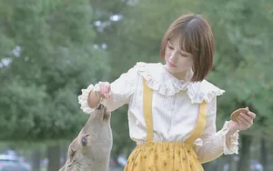 粉嫩的户外短发美女图片壁纸_5