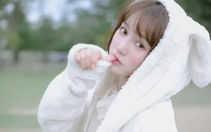 粉嫩的户外短发美女图片壁纸_6