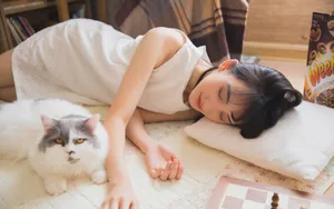 慵懒迷人美女图片