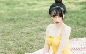 嫩白黄色泳衣小美女图片_2