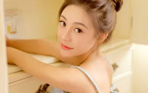 吊带清凉性感美女少妇图片_2
