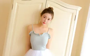 吊带清凉性感美女少妇图片_4