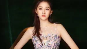 关晓彤肉色蕾丝裙图片