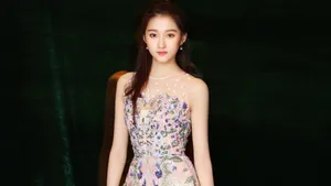 关晓彤肉色蕾丝裙图片_2