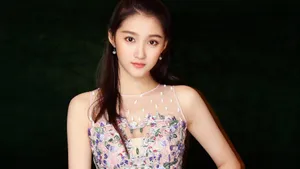 关晓彤肉色蕾丝裙图片_3