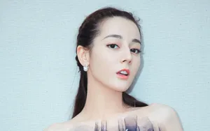 迪丽热巴性感露肩裙图片_5
