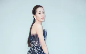 迪丽热巴性感露肩裙图片_6