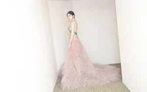 古力娜扎性感露背礼服图片_2