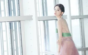 古力娜扎性感露背礼服图片_3